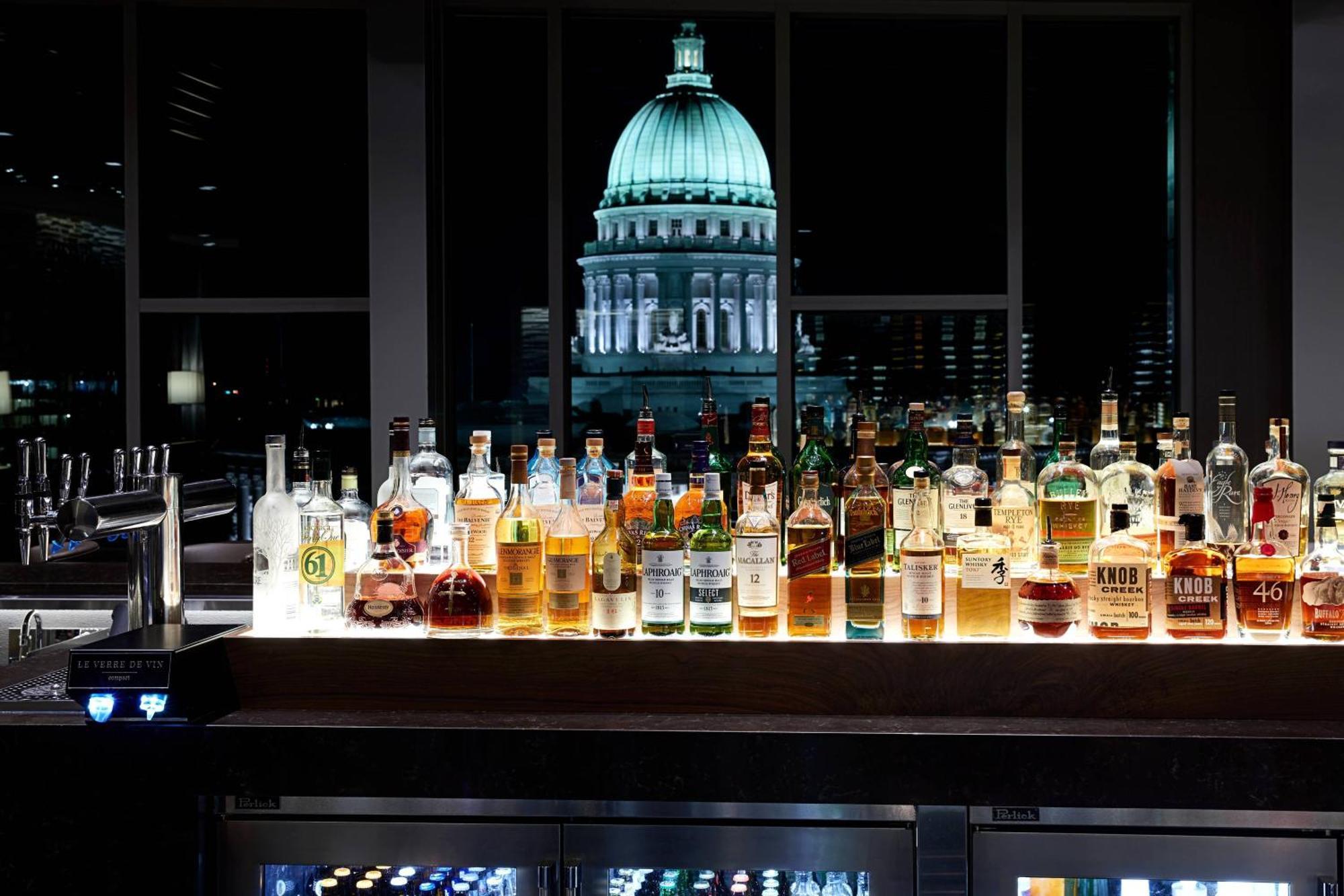 Ac Hotel By Marriott Madison Downtown Bagian luar foto