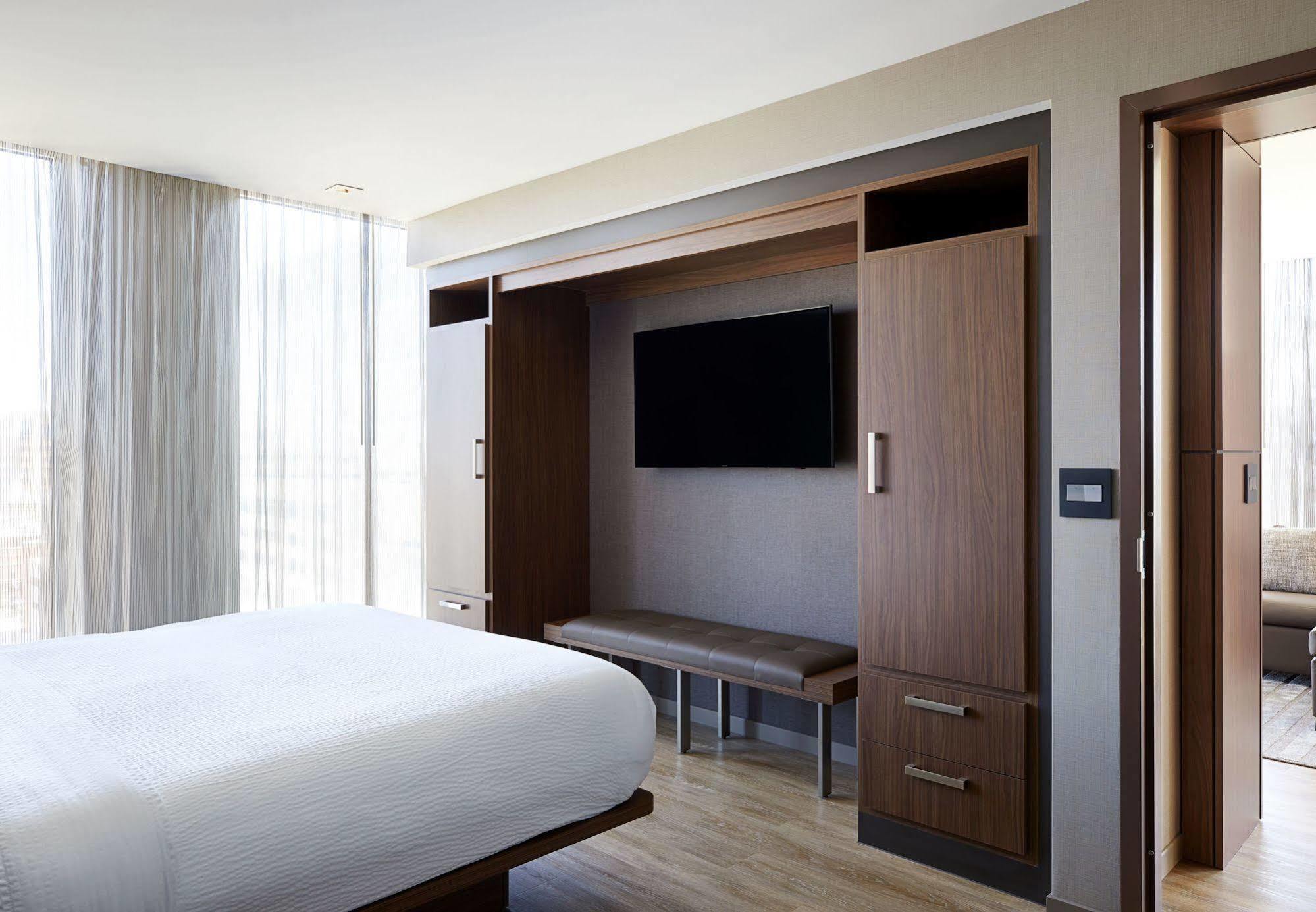 Ac Hotel By Marriott Madison Downtown Bagian luar foto