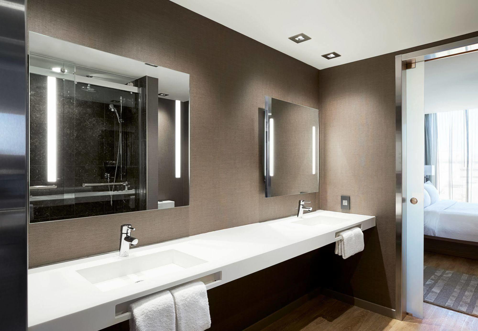 Ac Hotel By Marriott Madison Downtown Bagian luar foto