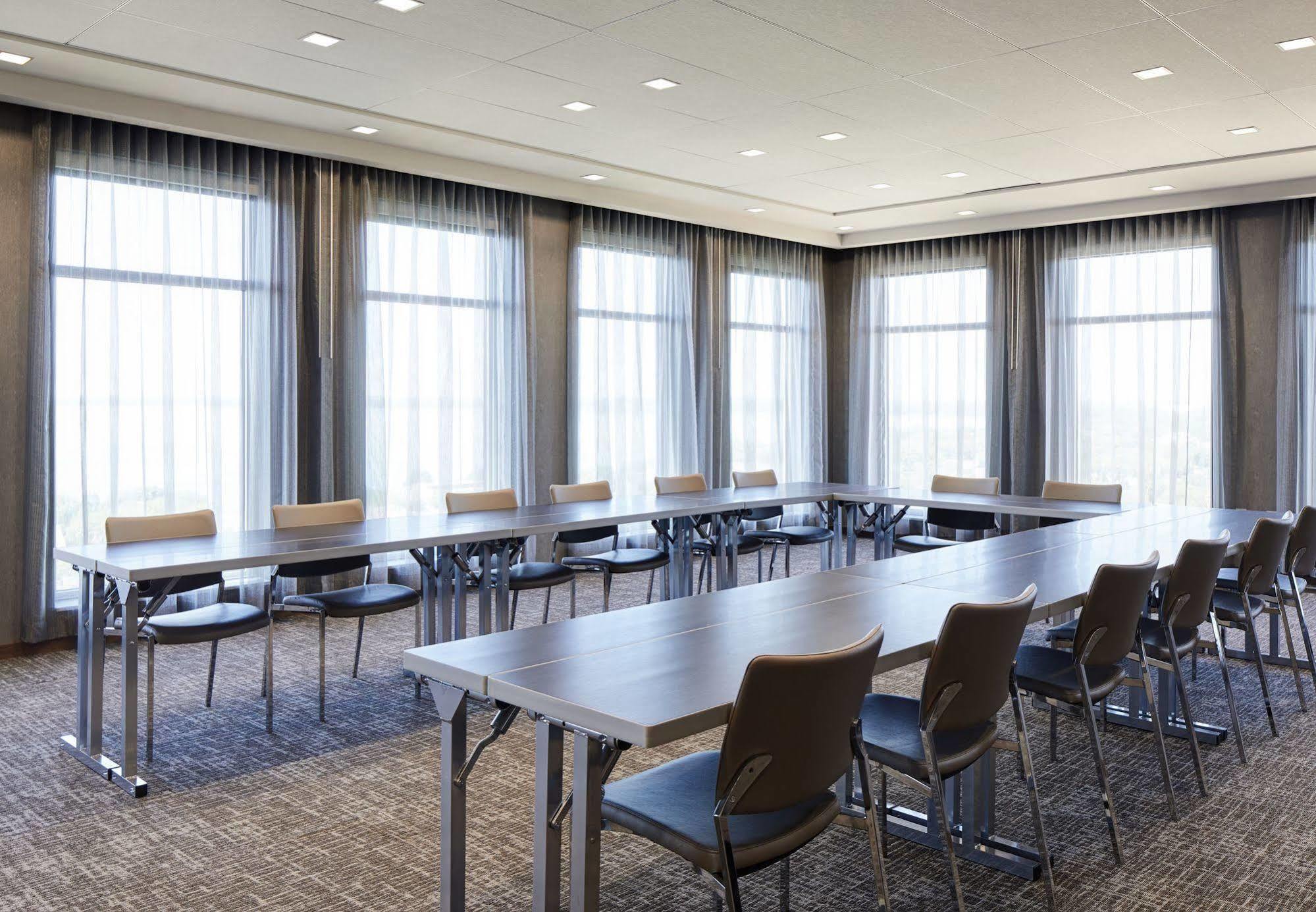 Ac Hotel By Marriott Madison Downtown Bagian luar foto